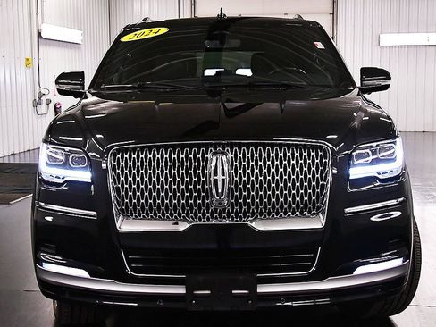 Used 2024 Lincoln Navigator Premiere image 2