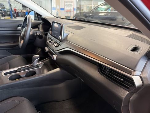 Used 2025 Nissan Altima 2.5 SV FWD image 33