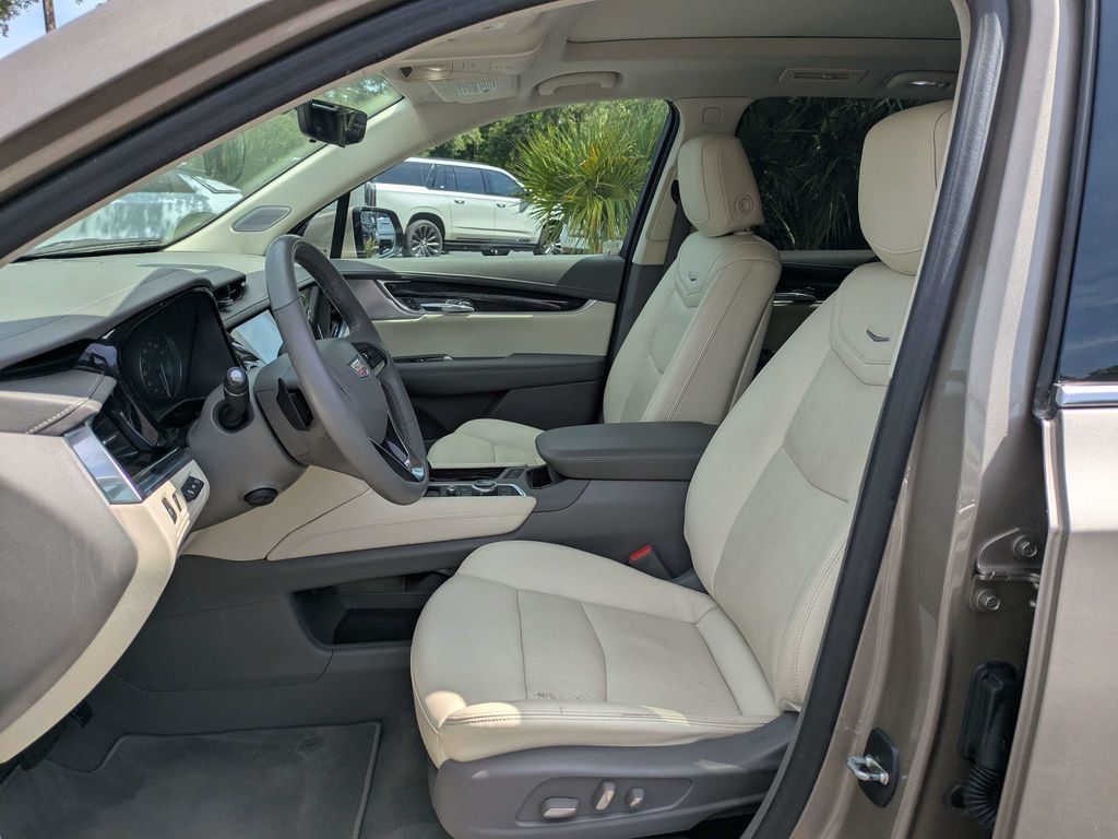 Used 2022 Cadillac XT6 Premium Luxury w/ Technology Package AWD/4WD image 22