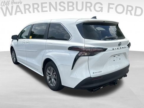 Used 2025 Toyota Sienna LE AWD/4WD image 5