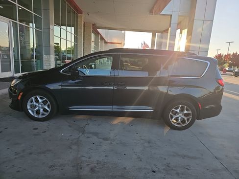 Used 2017 Chrysler Pacifica Touring-L w/ Tire & Wheel Group FWD image 22