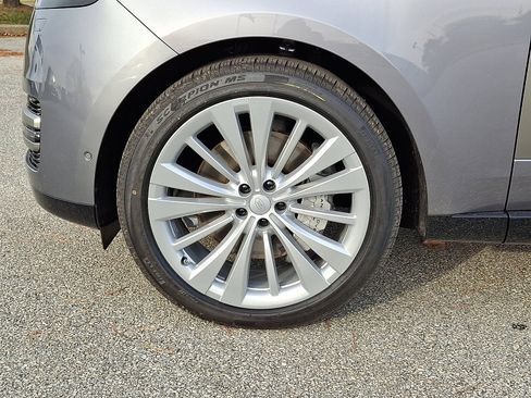 New 2025 Land Rover Range Rover Long Wheelbase SE image 2