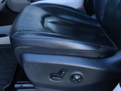 Used 2021 Chrysler Pacifica Touring-L image 29