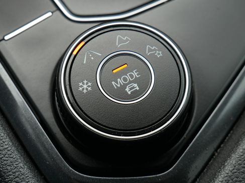 Used 2021 Volkswagen Tiguan SE AWD/4WD image 31