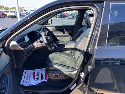 Used 2024 Jeep Grand Cherokee L Laredo image 9