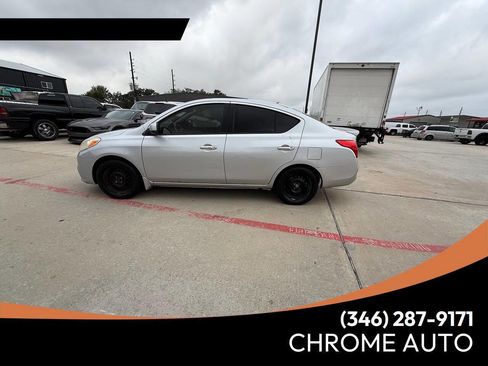 Used 2014 Nissan Versa SV image 1