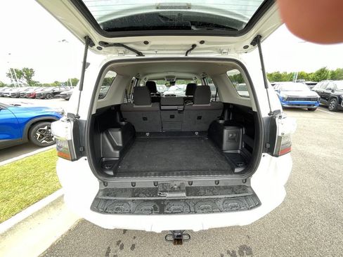 Used 2022 Toyota 4Runner SR5 AWD/4WD image 9