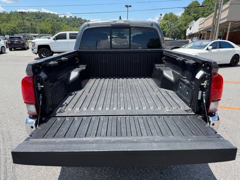 Used 2017 Toyota Tacoma SR5 w/ Tow Package AWD/4WD image 9