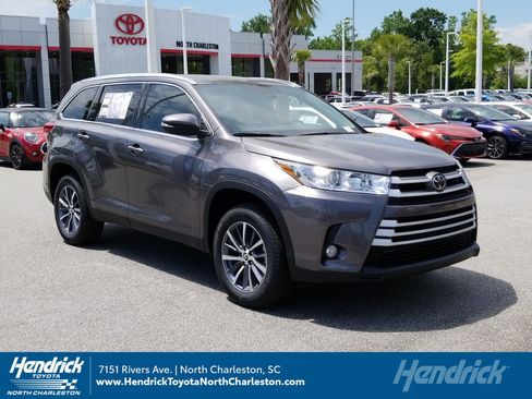 Used 2019 Toyota Highlander XLE FWD image 1