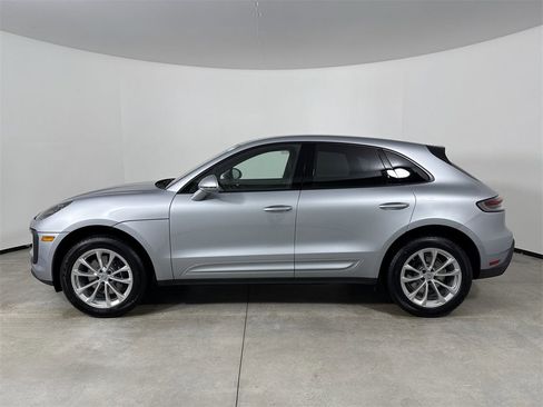 Certified 2025 Porsche Macan image 2
