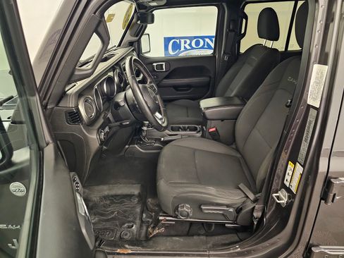 Used 2019 Jeep Wrangler Unlimited Sahara AWD/4WD image 4