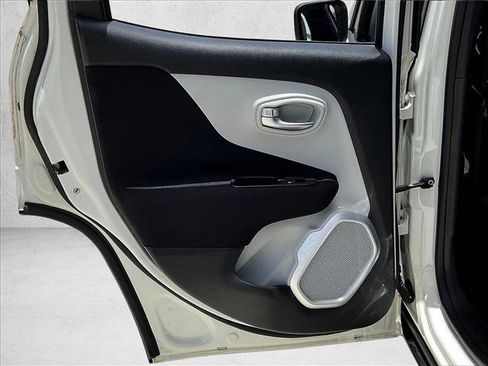 Used 2018 Jeep Renegade Latitude w/ Safety & Security Group FWD image 19