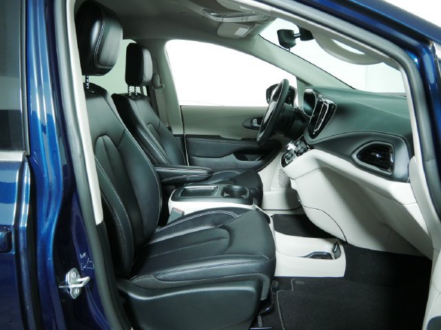 Used 2024 Chrysler Pacifica Touring-L AWD/4WD image 12