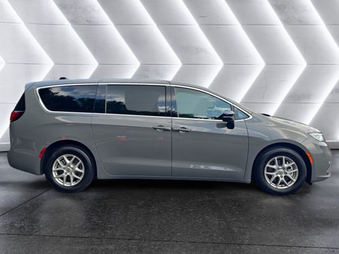 Used 2025 Chrysler Pacifica Select FWD image 6