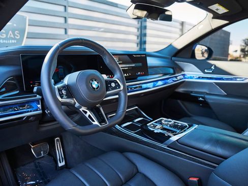 Used 2025 BMW 760i xDrive w/ Executive Package AWD/4WD image 2