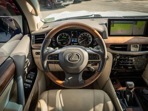 Used 2020 Lexus LX 570 4WD w/ Luxury Package image 35