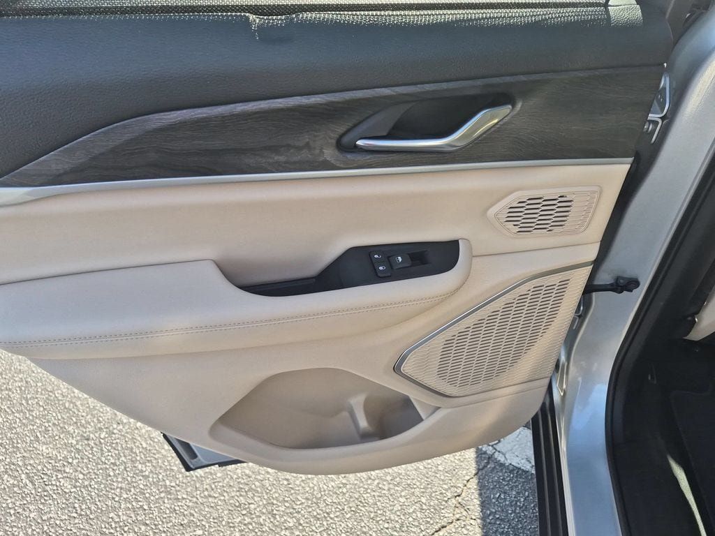 Certified 2025 Jeep Grand Cherokee Limited w/ Luxury Tech Group II AWD/4WD image 26