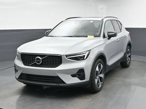 Used 2026 Volvo XC40 B5 Plus AWD/4WD image 3