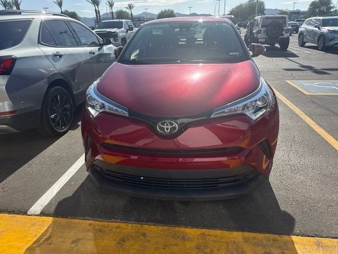Used 2019 Toyota C-HR XLE FWD image 2