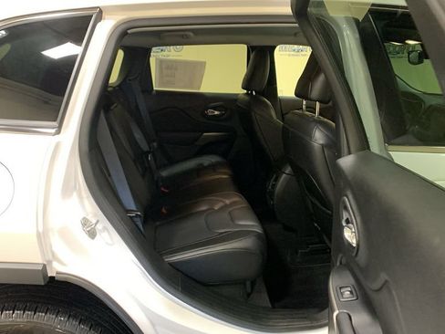 Used 2021 Jeep Cherokee Latitude Lux w/ Comfort/Convenience Group AWD/4WD image 15