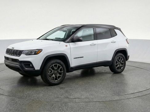Used 2025 Jeep Compass Trailhawk AWD/4WD image 3