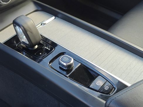 Used 2025 Volvo XC60 B5 Plus image 20