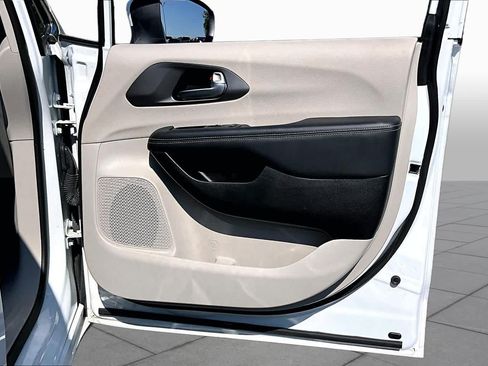 Used 2023 Chrysler Pacifica Touring-L FWD image 21