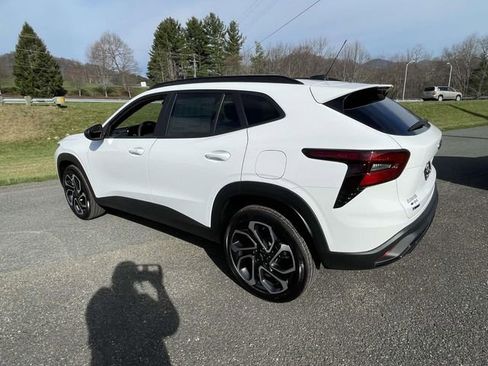 New 2026 Chevrolet Trax RS w/ Sunroof Package FWD image 5