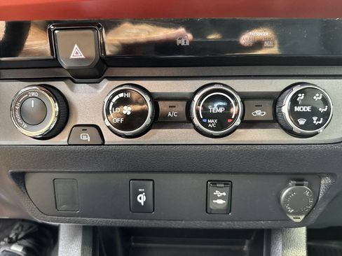 Used 2017 Toyota Tacoma TRD Sport w/ Tow Package AWD/4WD image 39