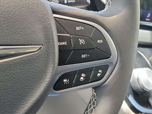 Used 2023 Chrysler Pacifica Touring-L FWD image 26