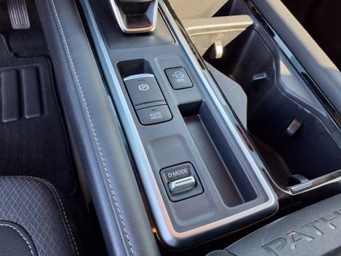 Used 2022 Nissan Pathfinder SV w/ SV Premium Package image 15