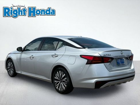 Used 2024 Nissan Altima 2.5 SV FWD image 4