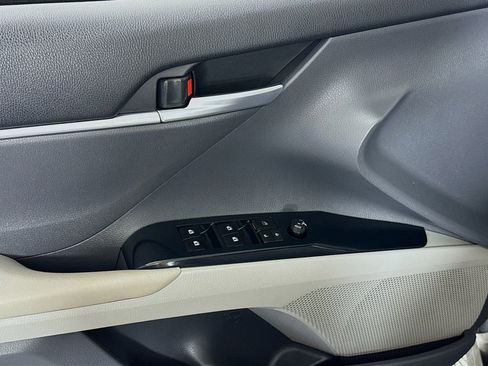 Used 2018 Toyota Camry LE image 17