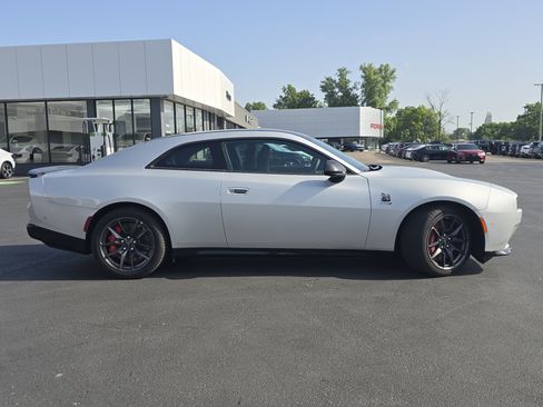 Used 2024 Dodge Charger Daytona Scat Pack w/ Plus Group AWD/4WD image 8