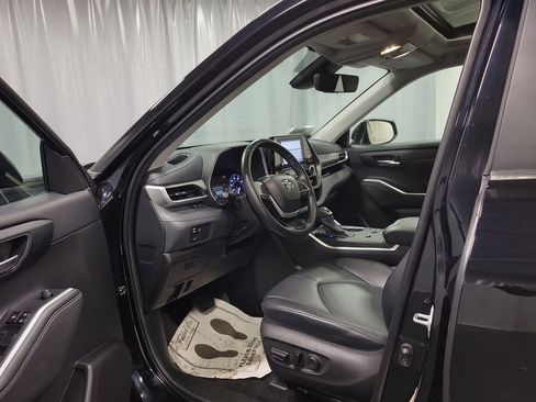 Used 2024 Toyota Highlander XLE image 12