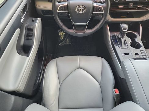 Used 2023 Toyota Highlander XLE AWD/4WD image 11