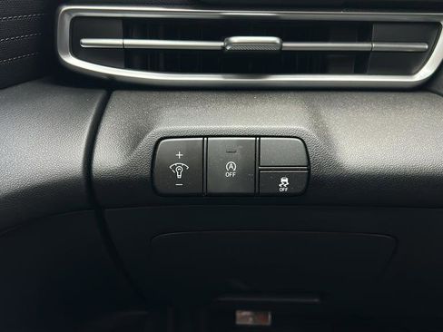 Certified 2025 Hyundai Elantra SE image 28