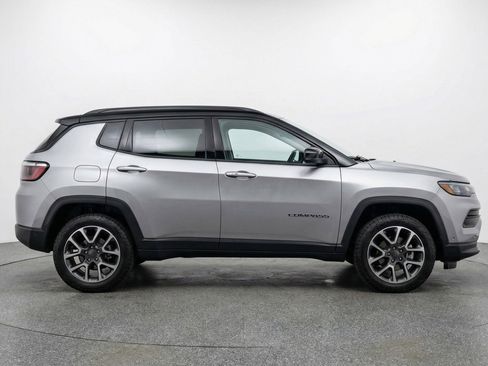 Used 2025 Jeep Compass Trailhawk image 9