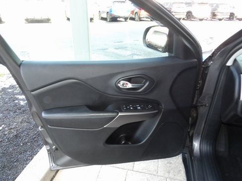 Used 2019 Jeep Cherokee Latitude Plus w/ Comfort/Convenience Group image 20