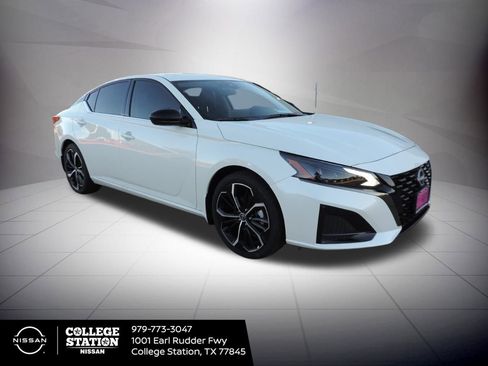 New 2025 Nissan Altima 2.5 SR w/ SR Premium Package image 3