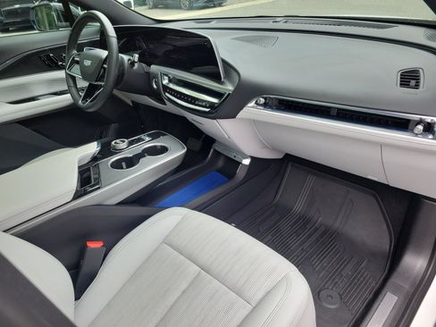 Used 2024 Cadillac Lyriq Luxury RWD image 3