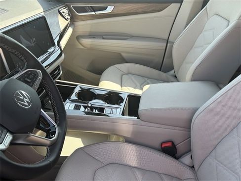 Certified 2025 Volkswagen Atlas SE image 8