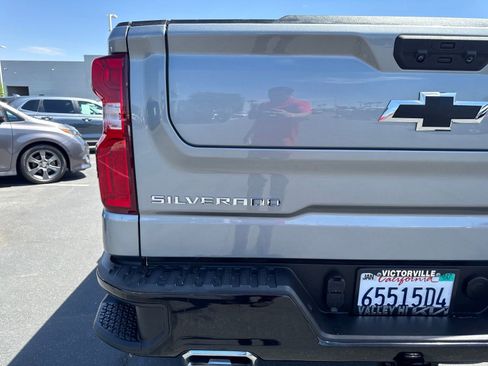 Used 2025 Chevrolet Silverado 1500 LT Trail Boss w/ LPO, Dark Essentials Package AWD/4WD image 6