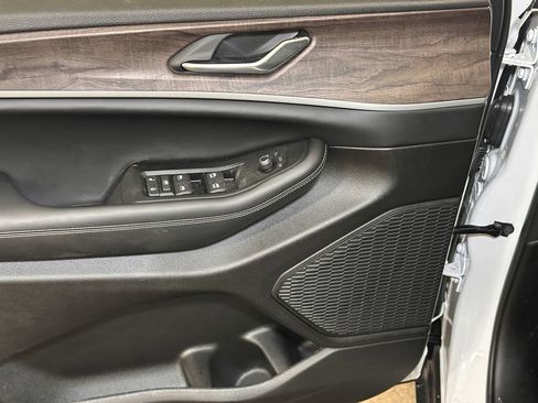 New 2026 Jeep Grand Cherokee Altitude AWD/4WD image 18