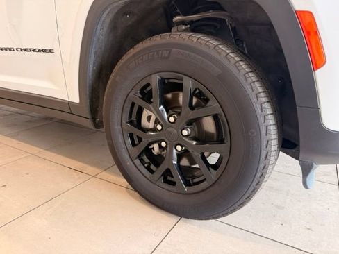 Used 2025 Jeep Grand Cherokee Altitude AWD/4WD image 4