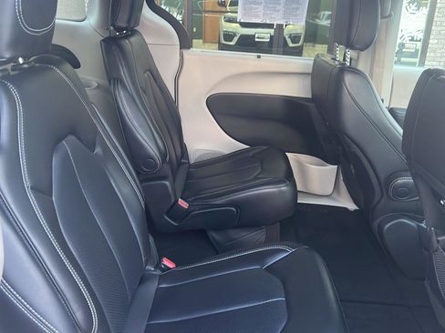 Used 2023 Chrysler Pacifica Touring-L image 16