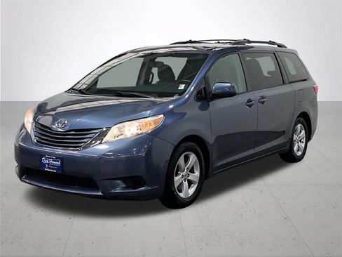Used 2015 Toyota Sienna LE FWD image 2
