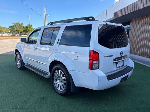 Used 2011 Nissan Pathfinder LE w/ Navigation Pkg AWD/4WD image 2