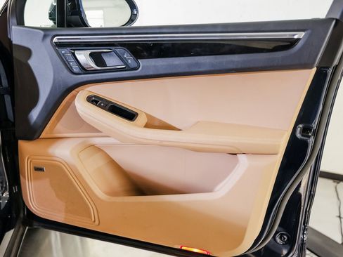 Certified 2020 Porsche Macan image 28