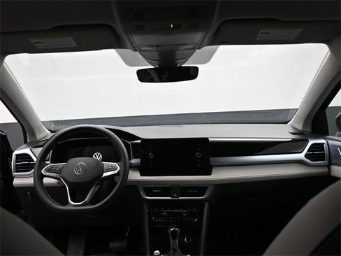 New 2026 Volkswagen Taos SE image 10